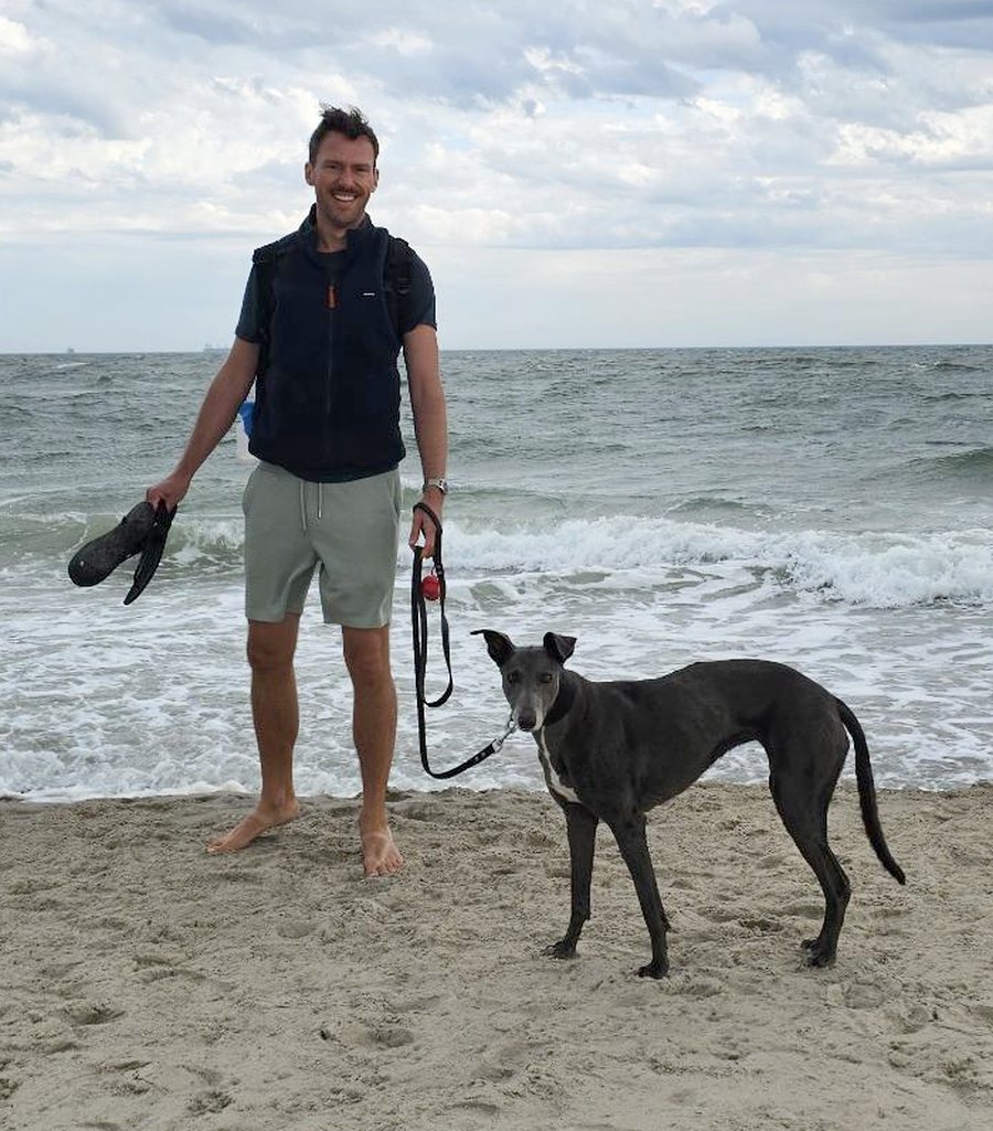 Max en Raiza op het strand bij Grenen, het noordelijkste punt van Denemarken